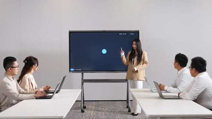 海信发布全球首款会议智能体接入DeepSeek的会议平板图片